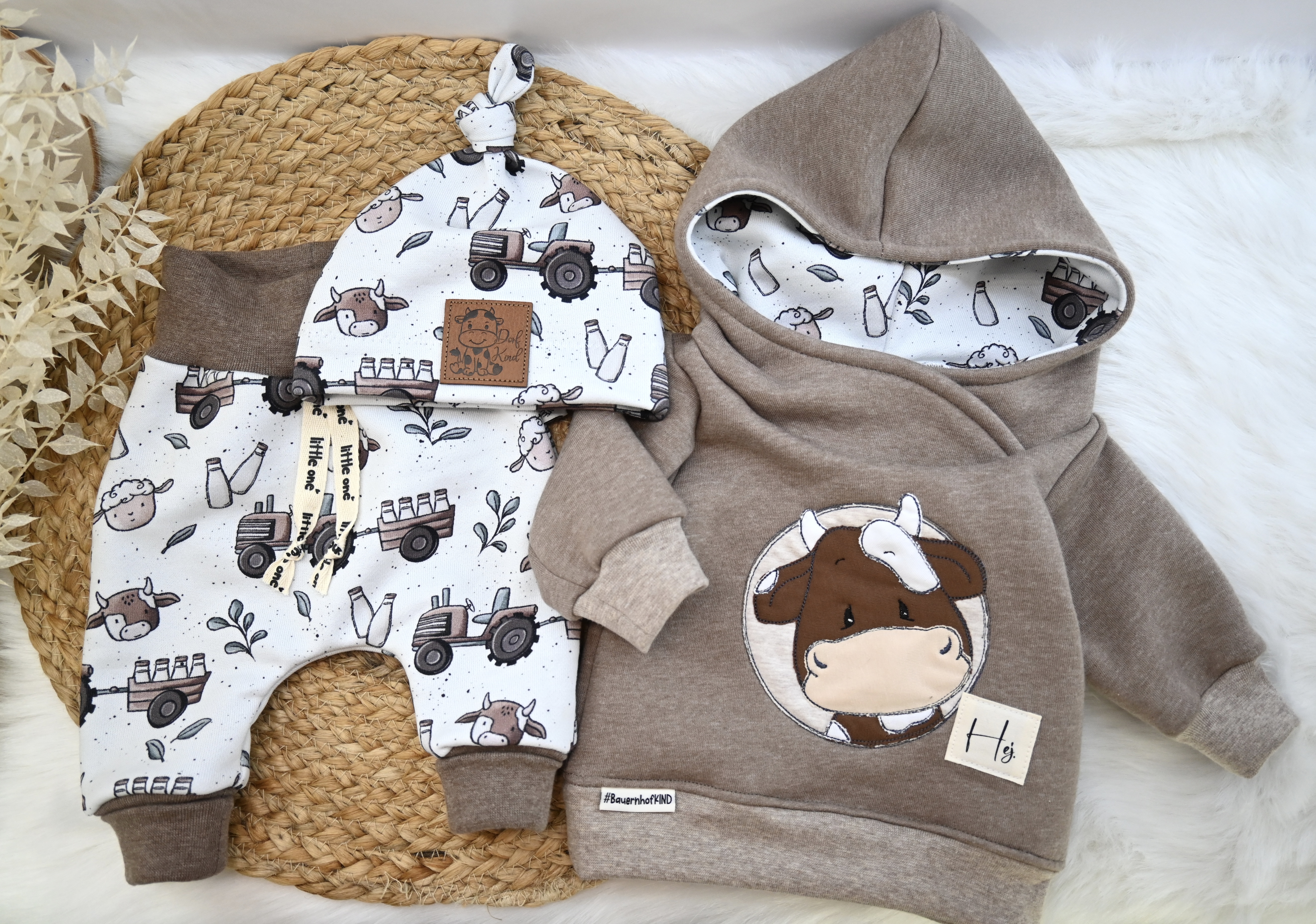 Newborn Outfit "Bauernhof", Gr. 56 von wärtvoll handmade - Handgemacht in der Schweiz