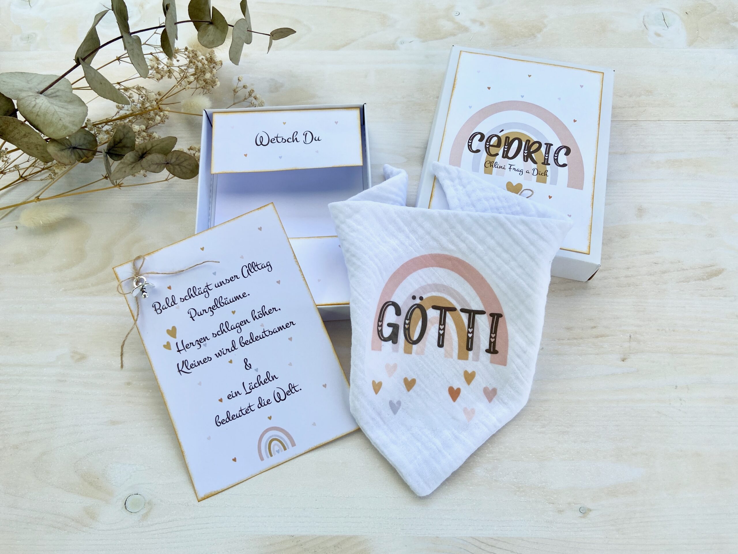 Süsse weisse Gotti/Götti Frage-Box mit personalisiertem Namen & Lätzchen – Die perfekte Überraschung zur Schwangerschaftsverkündung! von MANNIGFALTIG - Handgemacht in der Schweiz