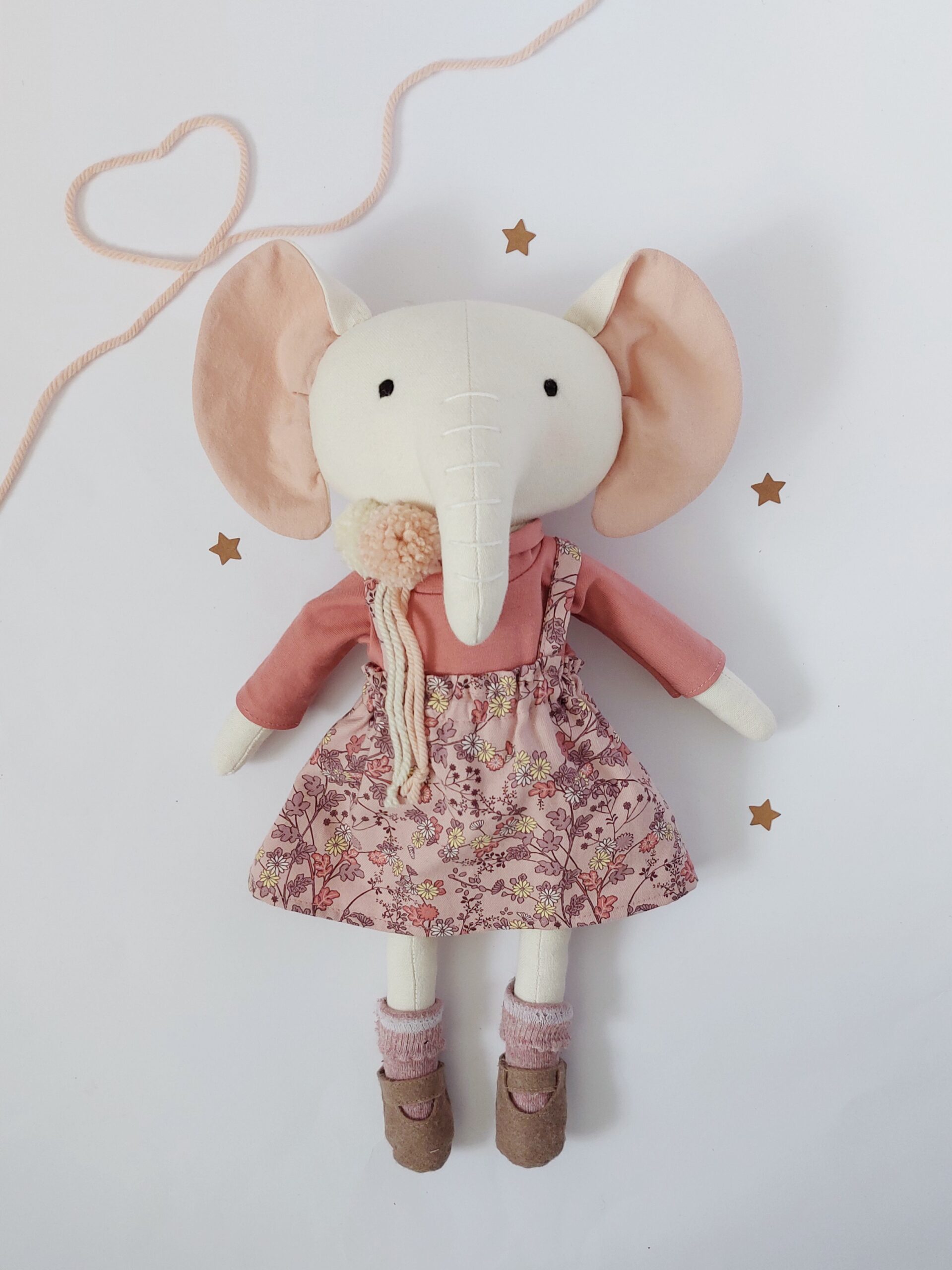 Wollweisse Elefantenpuppe mit floralem Jupe in Rosa von Soso - Handgemacht in der Schweiz