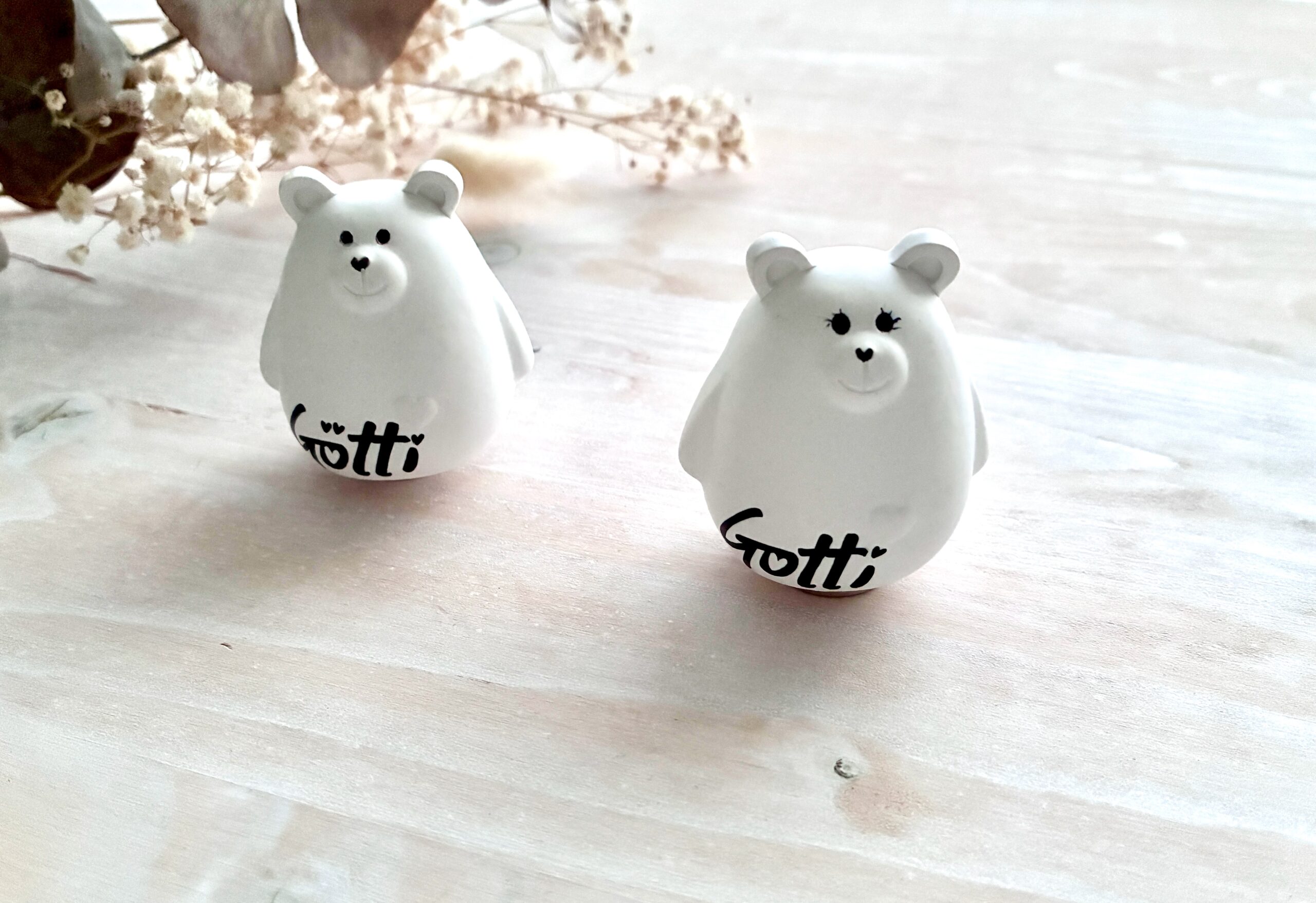 Gotti oder Götti Bär – kleines Geschenk & Babyzimmer Deko – handgemacht in der Schweiz von MANNIGFALTIG - Handgemacht in der Schweiz