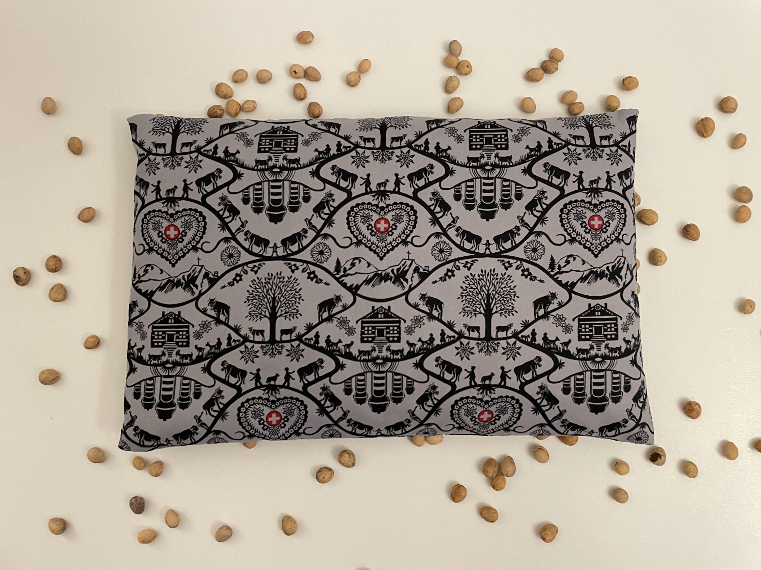 Kirschkern Kissen 20x30 Scherenschnitt von Daninas.ch - Handgemacht in der Schweiz